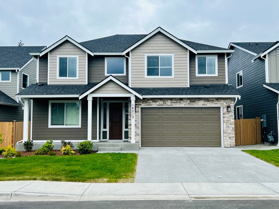 16213 8th Ave E in Spanaway, WA - Foto de edificio