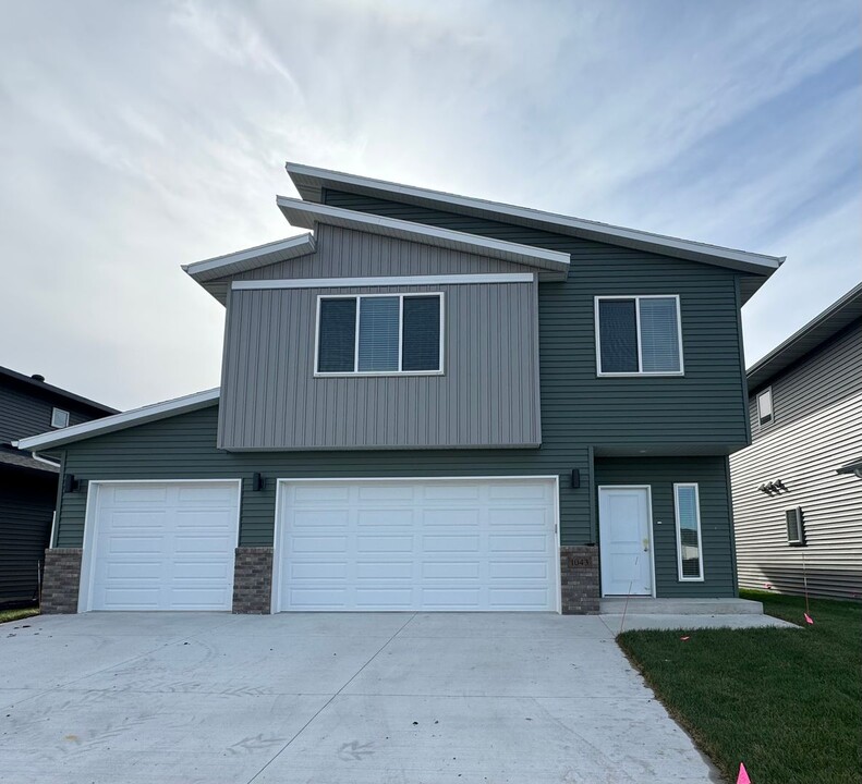 1043 60th Ave W in West Fargo, ND - Building Photo