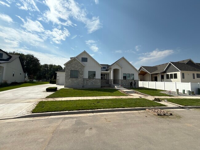 2621 W Aurora Ave, Unit Basement Apartment