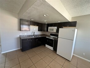 310 Eastminister Ct in Henderson, NV - Building Photo - Building Photo