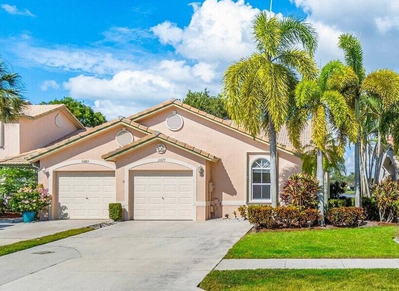 10679 Lake Shore Dr in Wellington, FL - Building Photo