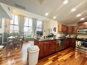 841 Parker St, Unit 303 in Boston, MA - Building Photo - Building Photo