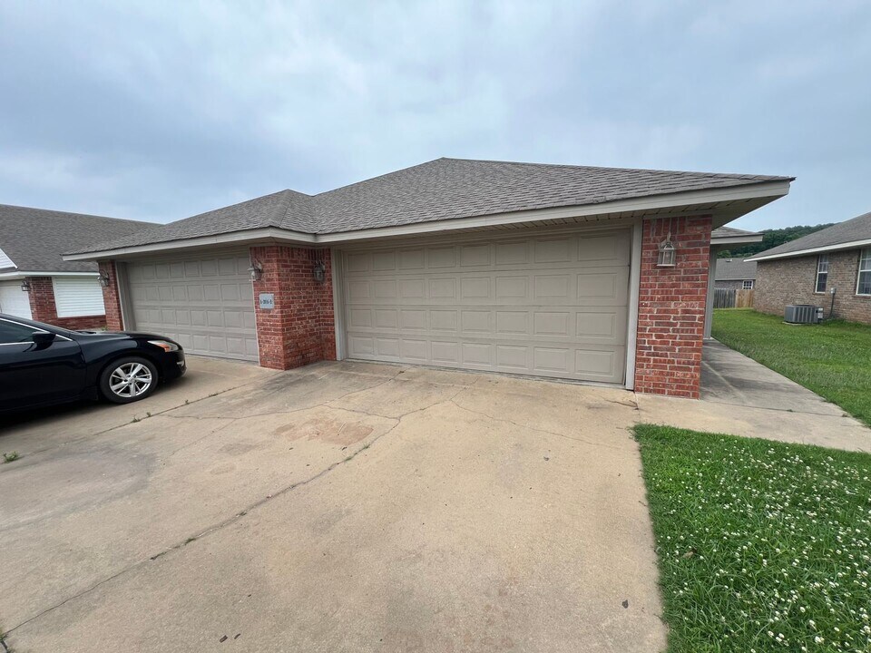 2016 Plum Creek Ln in Alma, AR - Building Photo
