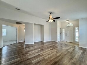 916 Gentry Dr, Unit 00313 in Leander, TX - Building Photo - Building Photo