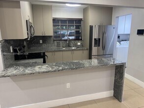 7541 Miramar Pkwy in Miramar, FL - Foto de edificio - Building Photo