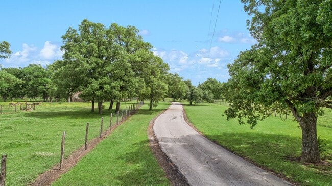 Extensively renovated 4bed,2bath farmhouse on 17 acres!! in College Station, TX - Building Photo - Building Photo