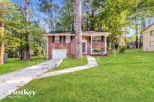 568 Dixon Rd in Jonesboro, GA - Building Photo