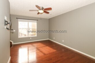 269 1st St NW in Carmel, IN - Foto de edificio - Building Photo