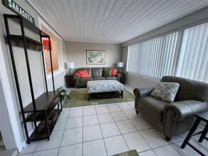 828 S Tuttle Ave in Sarasota, FL - Foto de edificio - Building Photo