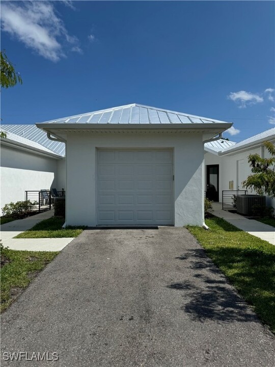 3030 Thomasson Dr in Naples, FL - Building Photo