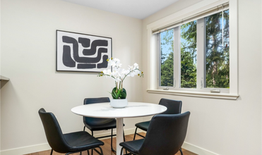 15155 NE 82nd St, Unit 103 in Redmond, WA - Foto de edificio - Building Photo