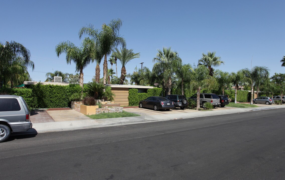 860 E Chuckwalla Rd in Palm Springs, CA - Foto de edificio