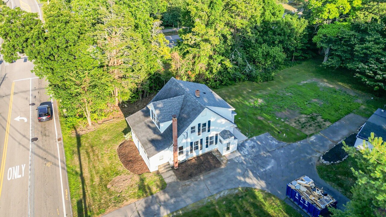 84 E Main St in Hopkinton, MA - Building Photo