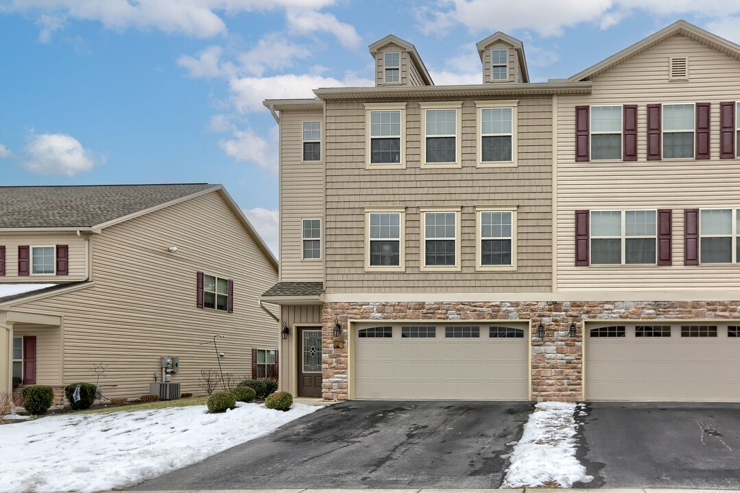 103 Crest View in Carlisle, PA - Building Photo