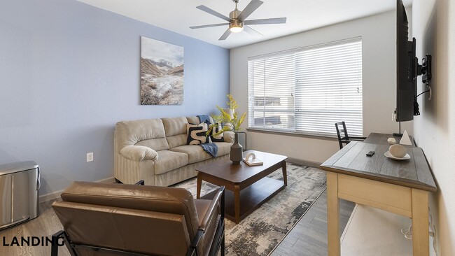 1001 S Center St in Arlington, TX - Foto de edificio - Building Photo