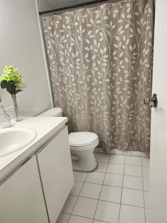 17901 NW 68th Ave in Hialeah, FL - Foto de edificio