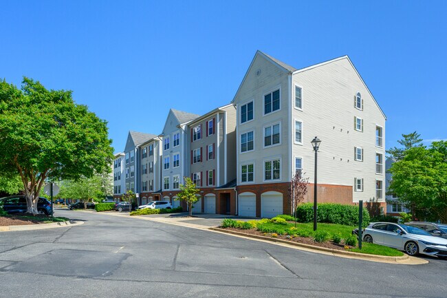 Hillwood Condominiums in Alexandria, VA - Building Photo - Building Photo