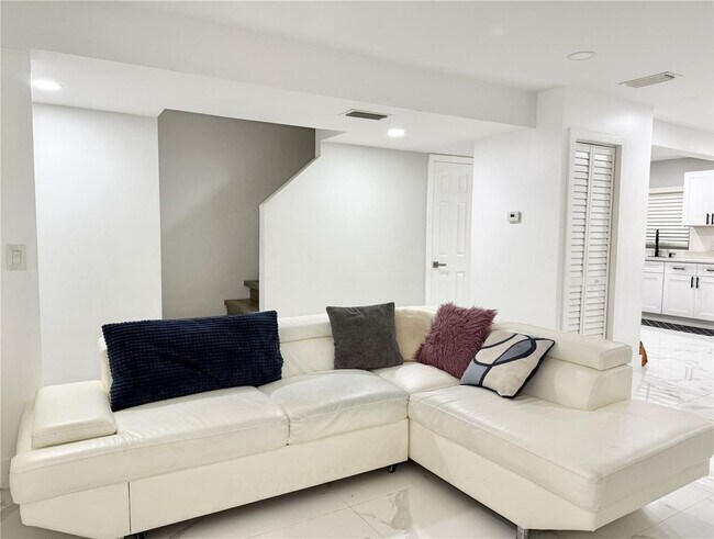 5118 Tennis Ct Cir in Tampa, FL - Building Photo - Building Photo