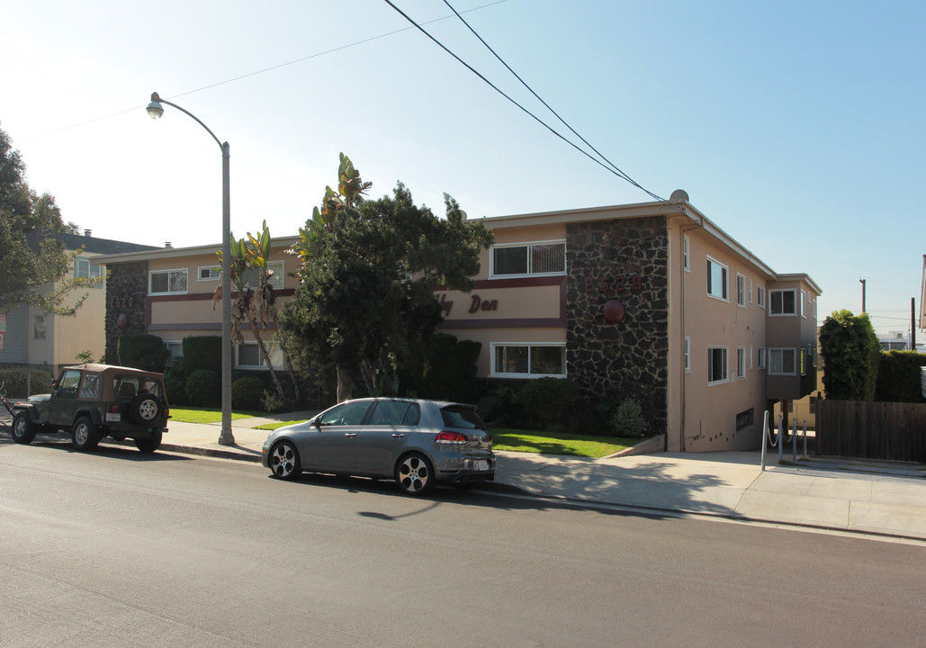 Debby Den in Santa Monica, CA - Building Photo