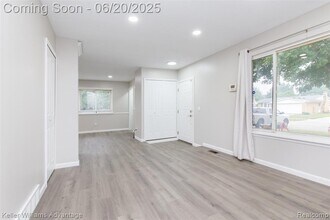 39022 Dover St in Livonia, MI - Building Photo - Building Photo