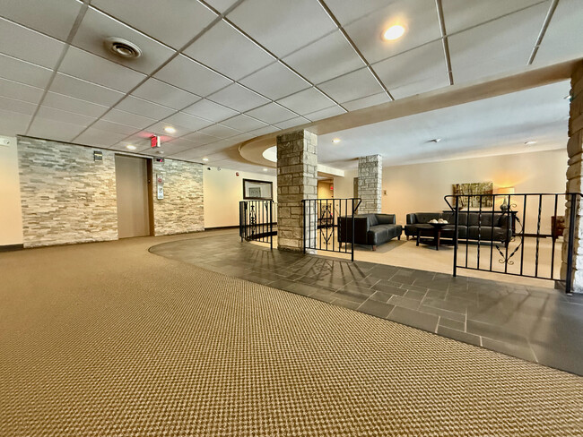 600 Thames Pky, Unit 3G in Park Ridge, IL - Building Photo - Building Photo