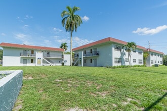 Villa Monterrey Apartments in West Palm Beach, FL - Foto de edificio - Building Photo