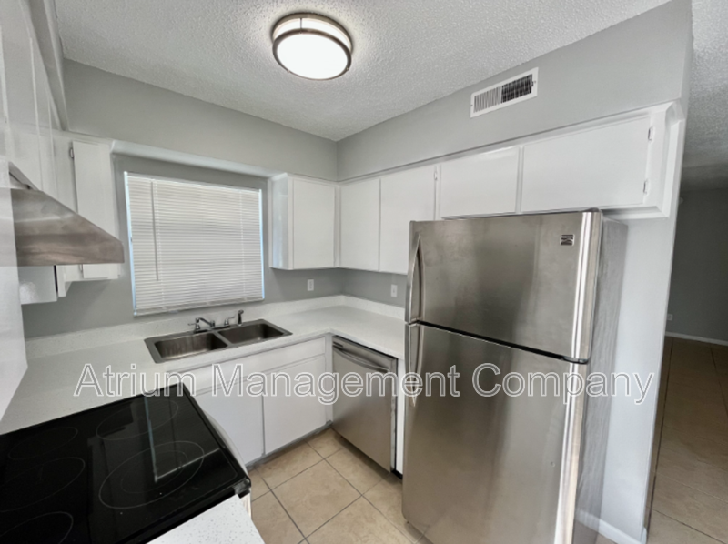 10230 N Ojus Dr in Tampa, FL - Building Photo