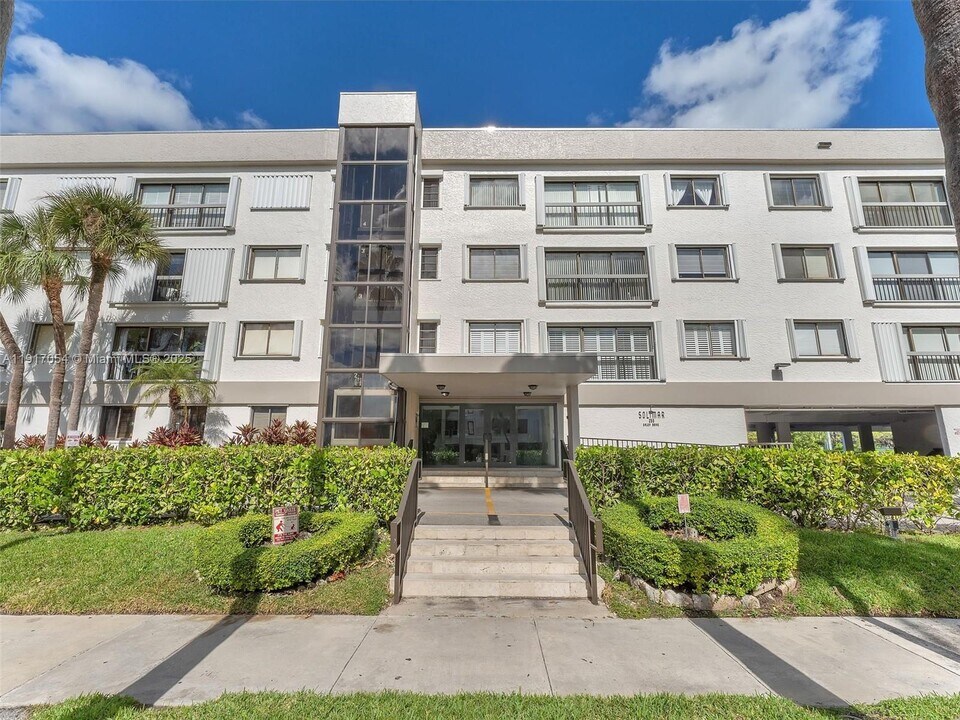 255 Galen Dr in Key Biscayne, FL - Building Photo