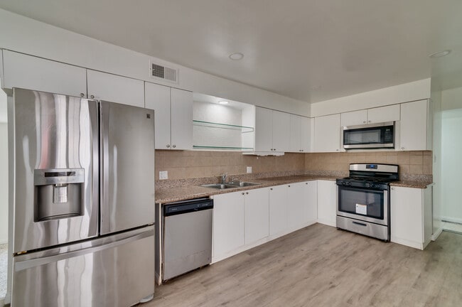 15013 Hartsook St, Unit Main House in Sherman Oaks, CA - Foto de edificio - Building Photo