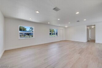 7171 Drake Dr in Ft. Myers, FL - Foto de edificio - Building Photo