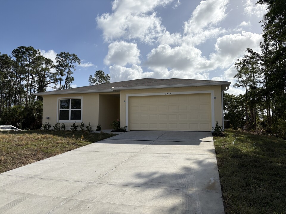 3505 30th St SW in Lehigh Acres, FL - Building Photo