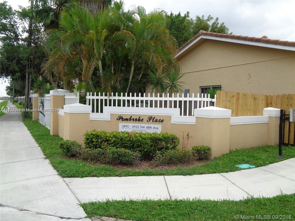 3908 SW 48th Ave in Pembroke Park, FL - Building Photo