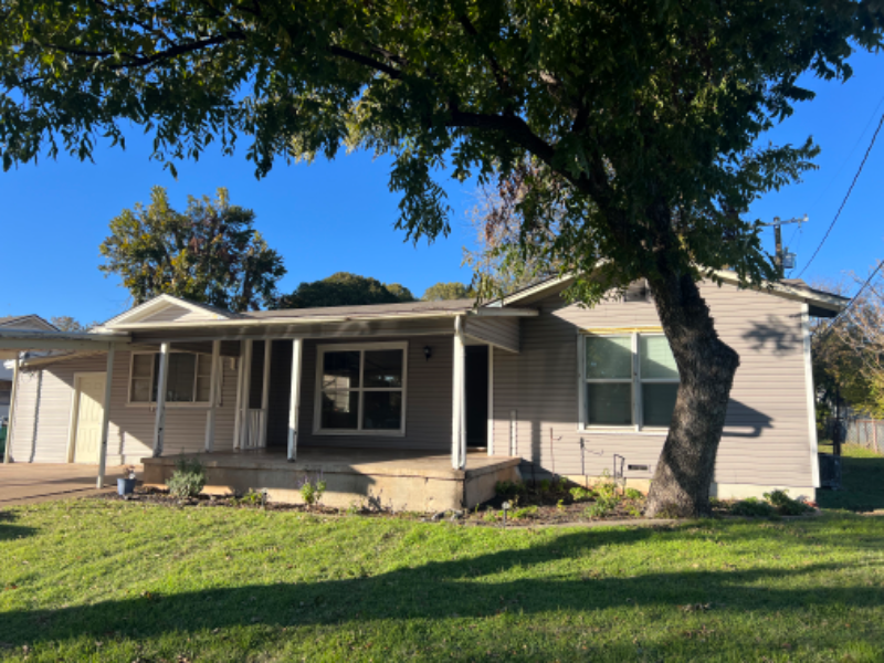 308 W Texas Ave in Iowa Park, TX - Building Photo