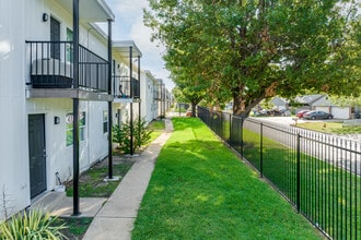 Legacy @23rd in Tulsa, OK - Foto de edificio - Building Photo