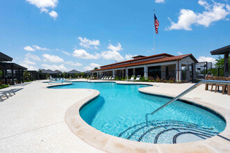 Mansions at Oak Point in Little Elm, TX - Foto de edificio - Building Photo