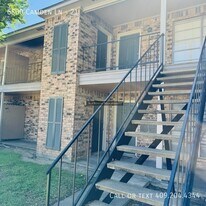 6800 Camden Ln in Groves, TX - Building Photo