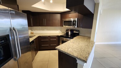 8205 Lake Dr, Unit Las Vistas at Doral in Doral, FL - Building Photo - Building Photo