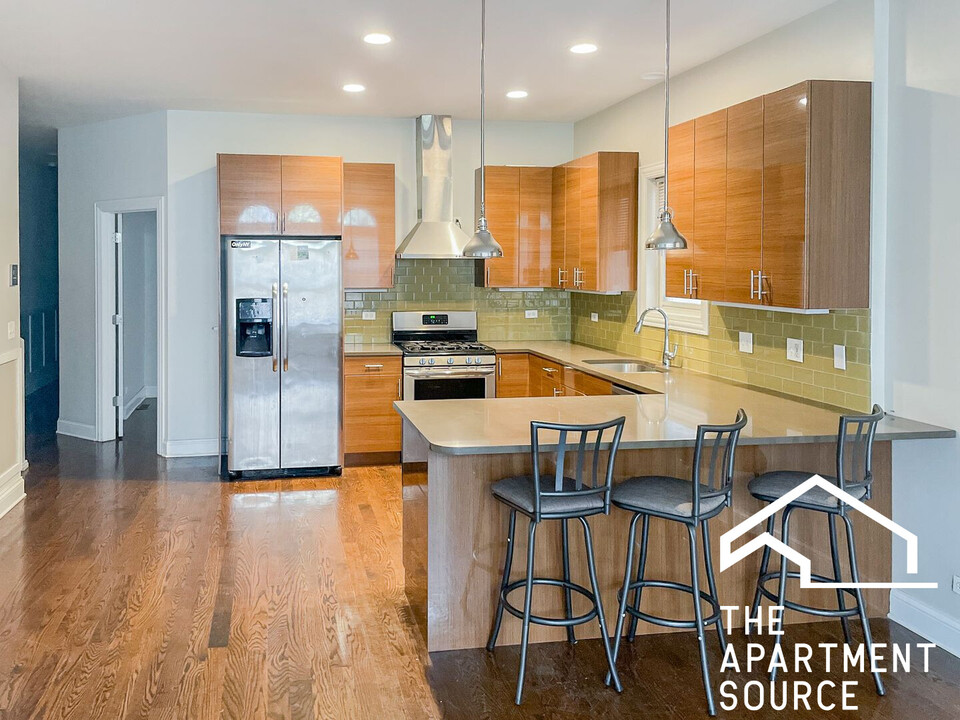 2741 N Southport Ave, Unit 1S in Chicago, IL - Building Photo