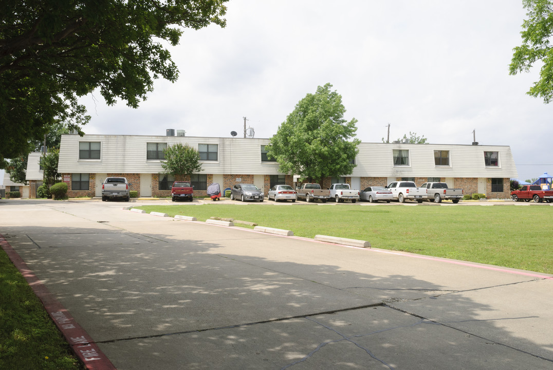 Garden Grove Townhomes in Irving, TX - Building Photo