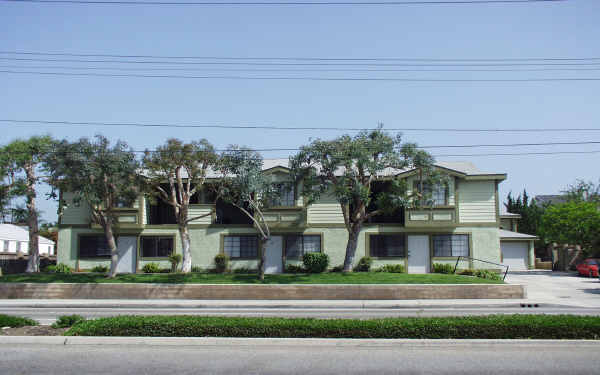 411-421 W Lambert Rd in La Habra, CA - Foto de edificio - Building Photo