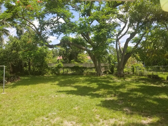 1085 NW 133rd St in North Miami, FL - Foto de edificio - Building Photo