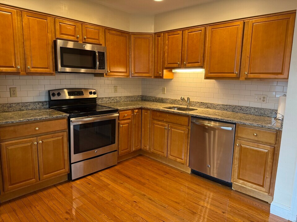 18 Triangle St in Danbury, CT - Building Photo