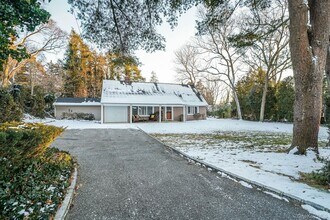 6 Fairfields Ln in Huntington Station, NY - Foto de edificio - Building Photo