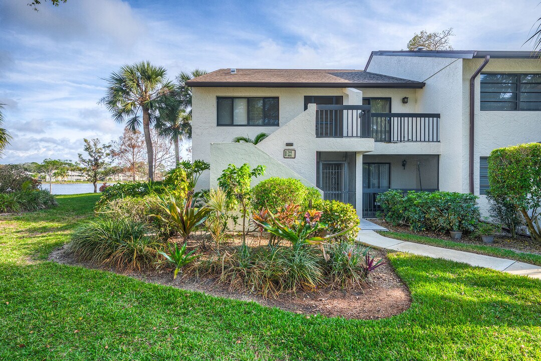 1802 Kings Lake Blvd in Naples, FL - Building Photo