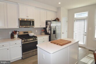 13943 Airfoil Rd in Herndon, VA - Building Photo - Building Photo