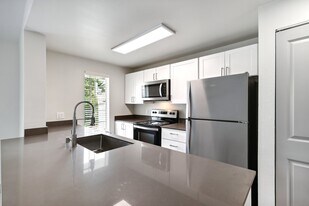 Charter Club Apartments in Everett, WA - Building Photo