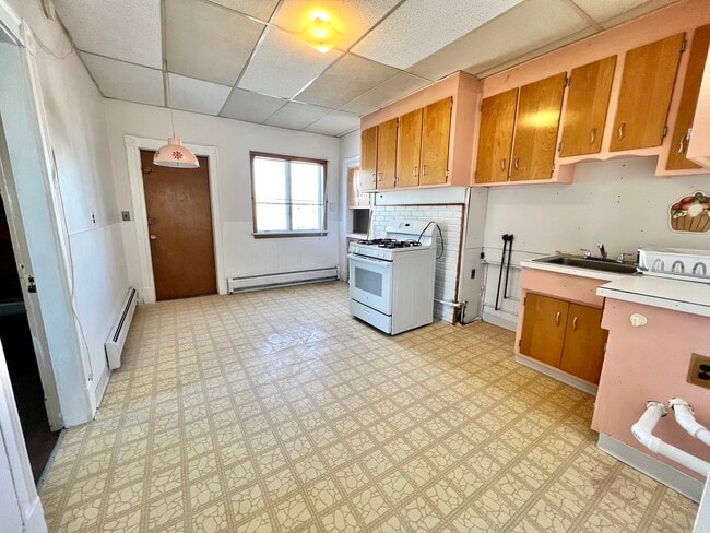 42 Everett St, Unit 3