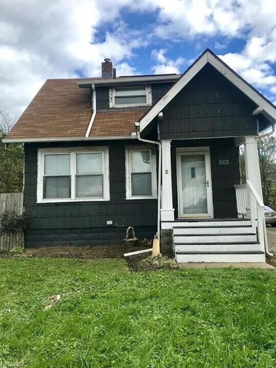 1724 Harmont Ave NE in Canton, OH - Building Photo