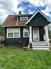 1724 Harmont Ave NE in Canton, OH - Foto de edificio - Building Photo