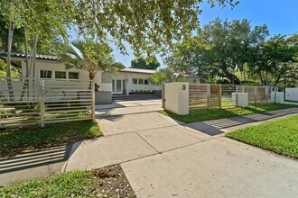 18 Samana Dr in Miami, FL - Building Photo - Building Photo